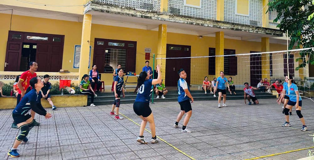 Grassroots trade union in Da Nang organizes mixed men's and women's volleyball tournament for workers