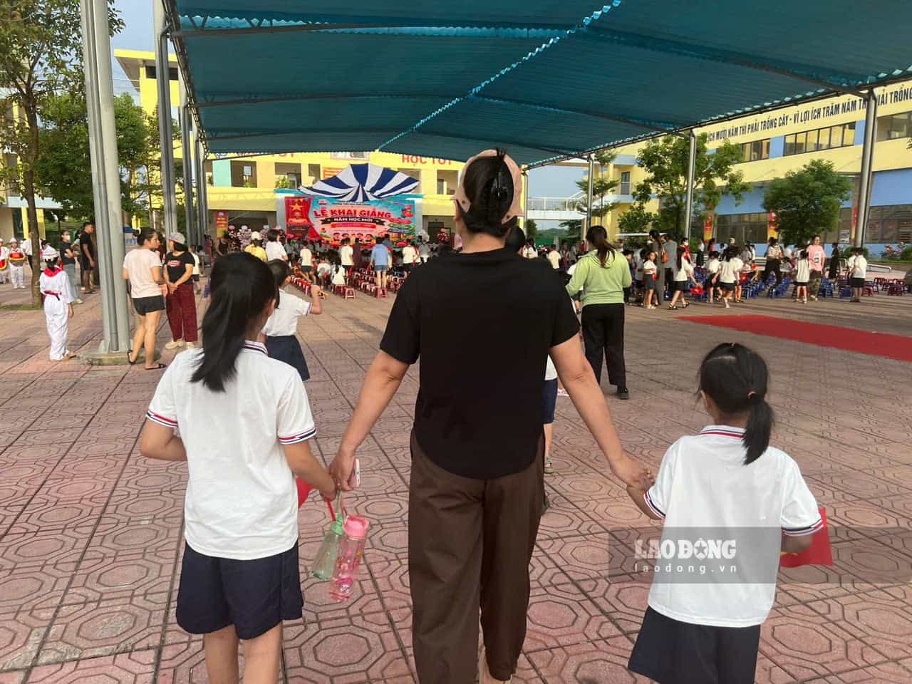 Workers take advantage of taking their children to the opening ceremony before the shift