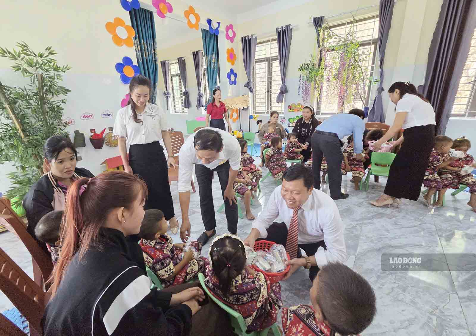 Lãnh đạo xã Phúc Trạch tặng quà cho học sinh Trường Mầm non Phúc Trạch phân hiệu 2 tại lễ khai giảng. Ảnh: Trần Tuấn