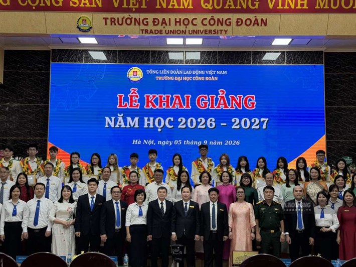 Teachers and valedictorians of Trade Union University at the 2026-2027 school year opening ceremony. Photo: Kieu Vu