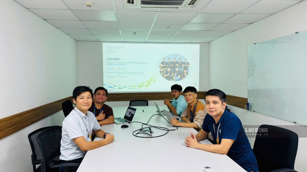 Anh Tuấn trực tiếp huấn luyện và kèm cặp 86 kỹ thuật viên trẻ, truyền lại kinh nghiệm cũng như phương pháp xử lý sự cố. Ảnh: Mai Anh