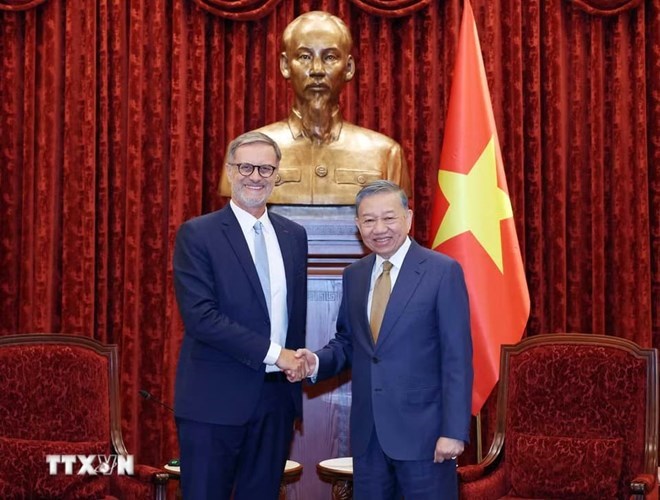Tổng Bí thư, Chủ tịch nước Tô Lâm tiếp Đại sứ Cộng hòa Pháp tại Việt Nam Olivier Brochet đến chào từ biệt nhân dịp kết thúc nhiệm kỳ công tác tại Việt Nam. Ảnh: Thống Nhất/TTXVN
