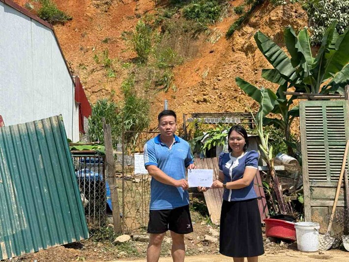Công đoàn cơ sở Trung tâm Y tế trao hỗ trợ cho anh Vừ A Phía. Ảnh: Sở Y tế tỉnh Điện Biên.