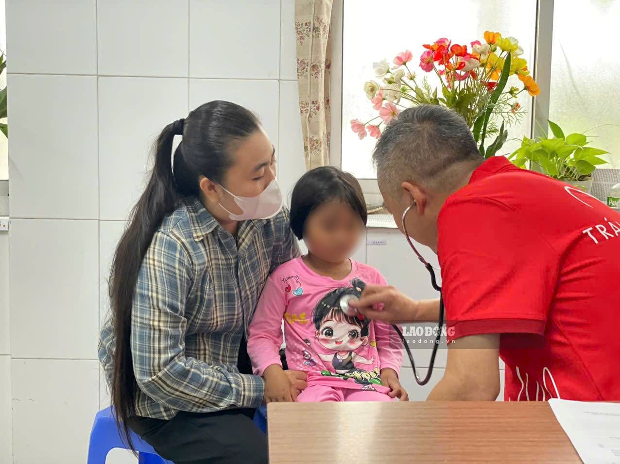 Workers save 2 million VND when taking their children for free heart check-ups