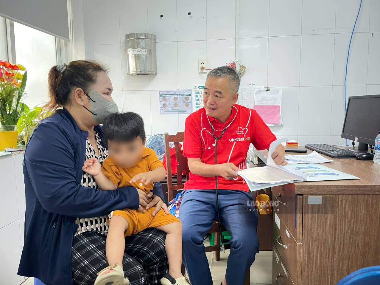 PGS.TS. Bác sĩ Nguyễn Lân Hiếu khám, tư vấn bệnh tim cho trẻ em nghèo tại khu vực Bình Dương. Ảnh: Đình Trọng