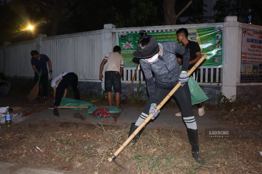 Các thành viên trong đội dọn rác của anh Trí, ai cũng đều hết mình với công việc. Ảnh: Bá Duy