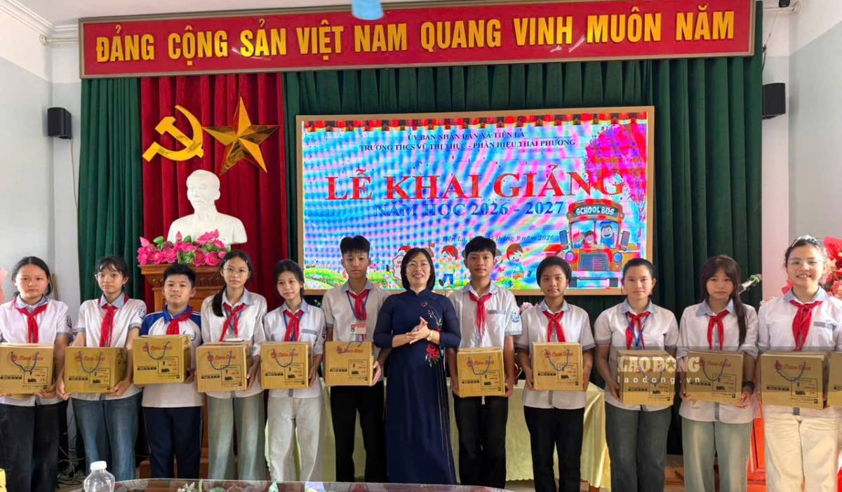 Nearly 200 desk lamps donated to students in Hung Yen on the opening day