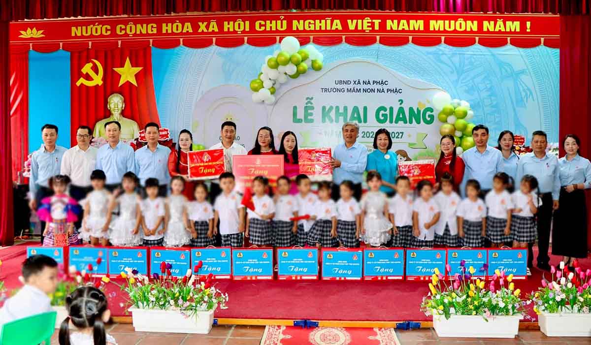 Trao quà cho học sinh có hoàn cảnh khó khăn dịp năm học mới tại Thái Nguyên