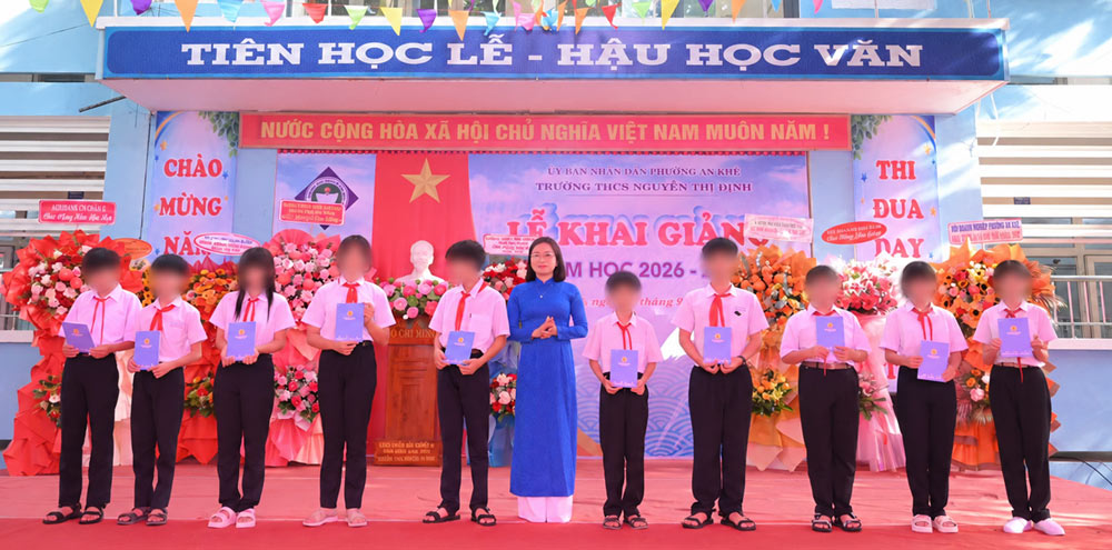 Công đoàn Đà Nẵng trao tặng 10 suất học bổng cho học sinh Trường THCS Nguyễn Thị Định