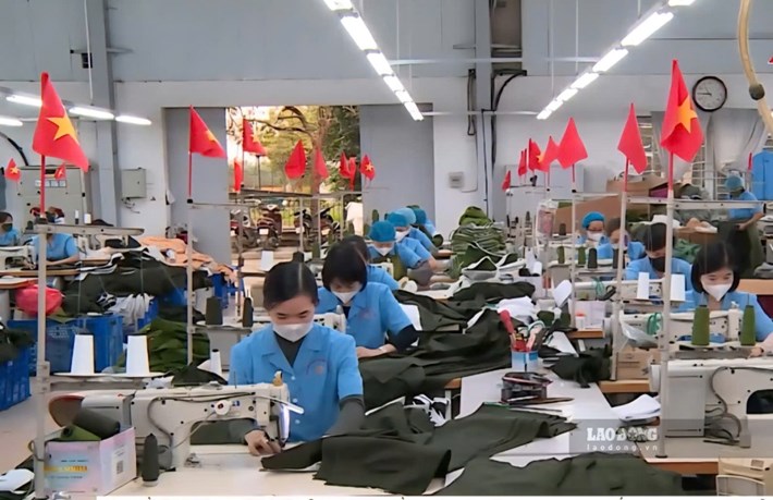 In the period 2021-2025, the People's Police Trade Union has 64 technical innovation initiatives. In the photo, workers of 19.5 One Member Limited Liability Company (Department H08, Ministry of Public Security) working at the workshop. Photo: Quynh Chi