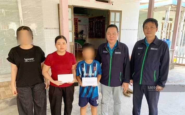 Mr. Ha Van Hung, Member of the Executive Committee of the Quang Ngai Provincial Labor Federation (2nd from right) visits and provides support to union member Phan Van Thanh's family. Photo: Vien Nguyen