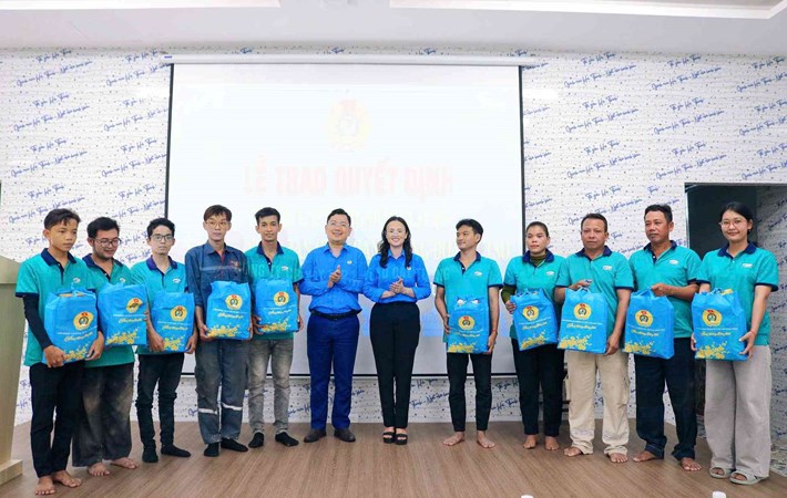 Lãnh đạo LĐLĐ TP Cần Thơ trao quà cho đoàn viên, người lao động có hoàn cảnh khó khăn. Ảnh: LĐLĐ TP Cần Thơ
