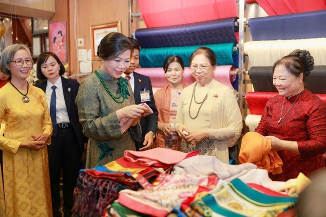 Hai Phu nhân xem sản phẩm lụa Vạn Phúc nổi tiếng. Ảnh: Bộ Ngoại giao