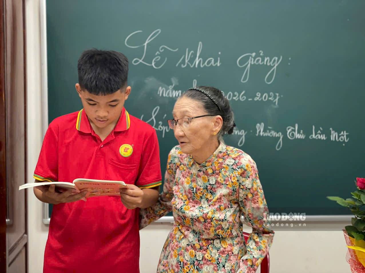 Cô giáo Ba kiểm tra bài và dặn học sinh chuẩn bị cho buổi học tuần tới. Ảnh: Đình Trọng