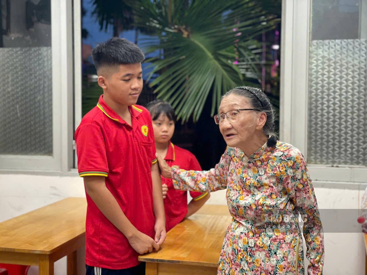 Cô giáo Nguyễn Thị Ba giới thiệu từng học sinh trong buổi khai giảng. Ảnh: Đình Trọng