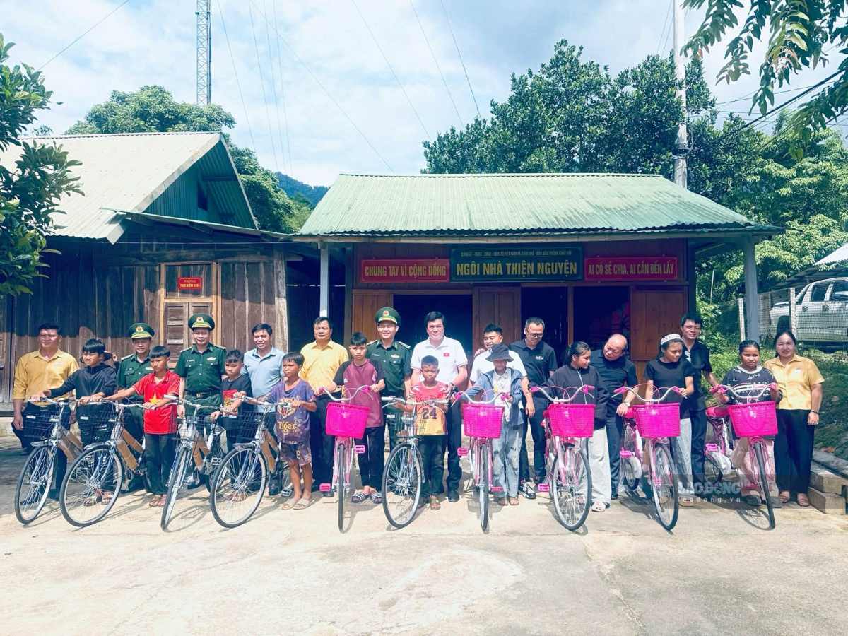 Mặt trận Nghệ An tặng xe đạp cho học sinh khó khăn ở Châu Khê