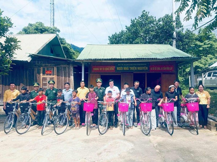 Ủy ban MTTQ Việt Nam tỉnh Nghệ An và các nhà tài trợ trao xe đạp cho học sinh có hoàn cảnh khó khăn tại xã Châu Khê. Ảnh: Duy Chương
