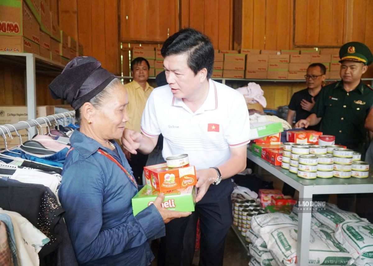 Ông Nguyễn Đình Hùng - Phó Chủ tịch Thường trực Ủy ban MTTQ Việt Nam tỉnh Nghệ An trao quà cho người dân có hoàn cảnh khó khăn tại xã Châu Khê. Ảnh: Duy Chương 