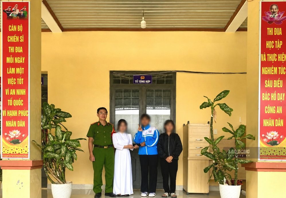 Hai nữ sinh nhặt được điện thoại, tìm người đánh mất trả lại
