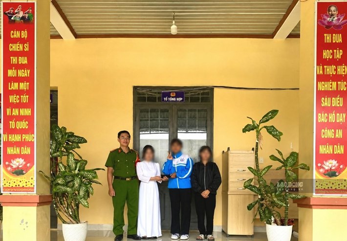 Hai nữ sinh ở Đắk Lắk trao trả lại điện thoại cho người đánh rơi. Ảnh: Công an xã Ea Pắl
