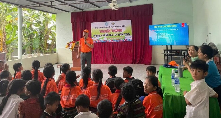 Thủ lĩnh của sự thay đổi giúp trẻ em gái vùng cao Quảng Trị tự tin lên tiếng