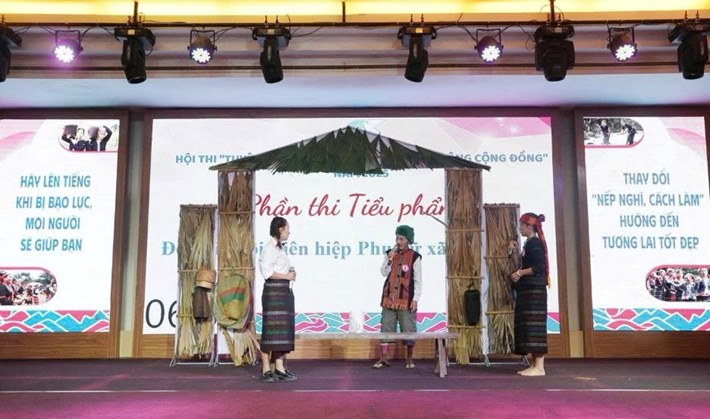 The skit "Writing Dreams" by the Kim Ngan commune community communication team carries the message of combating early marriage and consanguineous marriage. Photo: Quang Tri Women's Union
