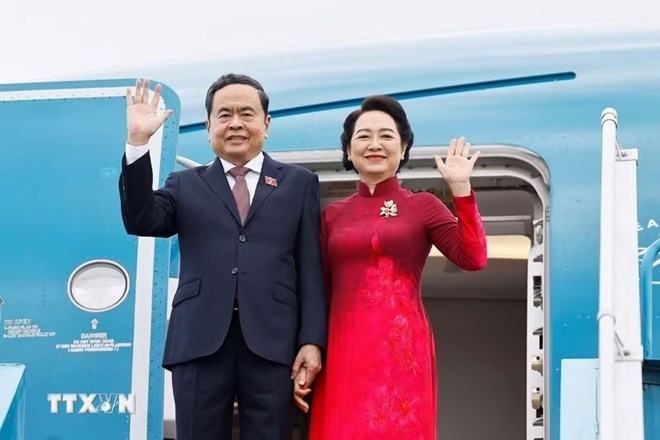 Ủy viên Bộ Chính trị, Chủ tịch Quốc hội Trần Thanh Mẫn và Phu nhân rời Hà Nội, lên đường thăm chính thức Hàn Quốc và Mông Cổ. Ảnh: Doãn Tấn/TTXVN
