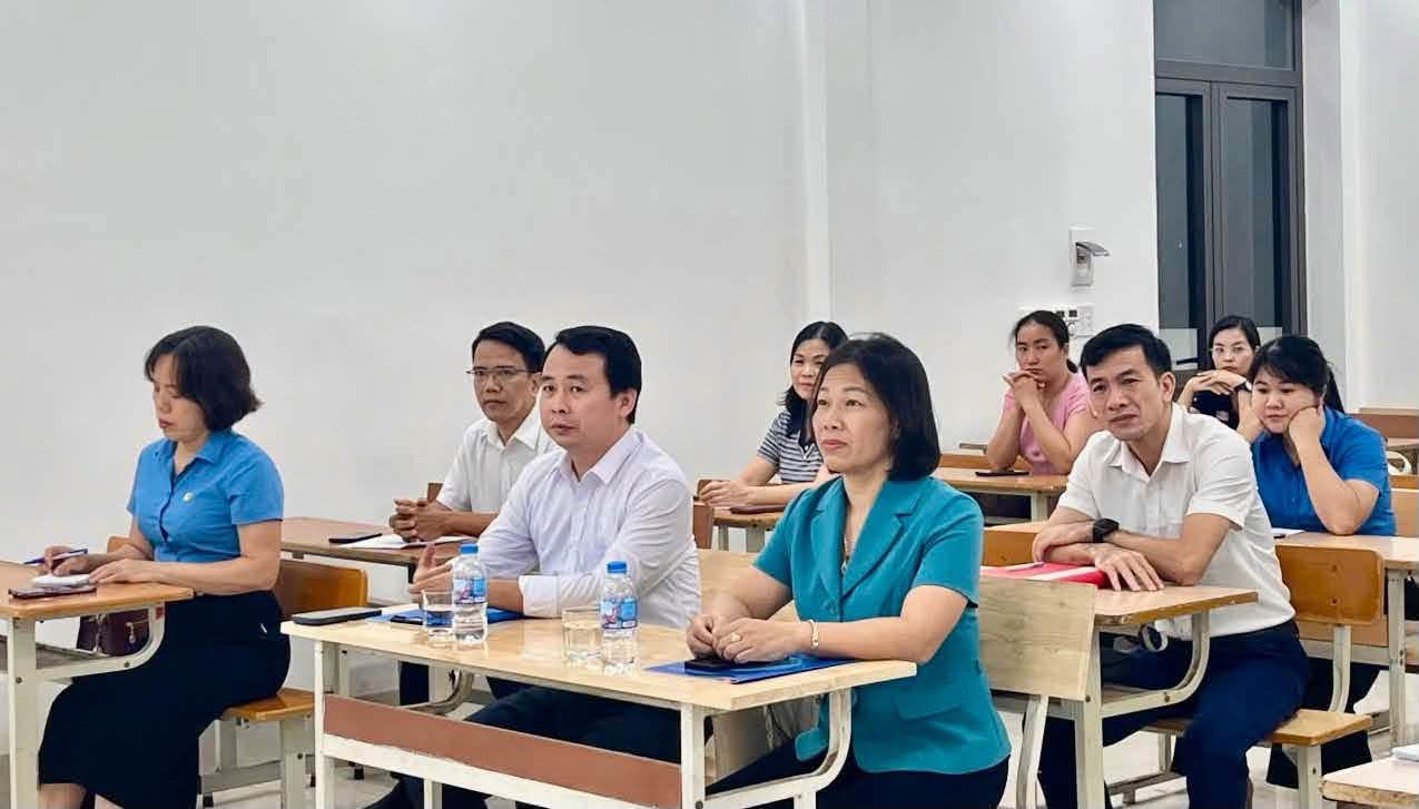 Opening of Chinese class for trade union officials in Thai Nguyen