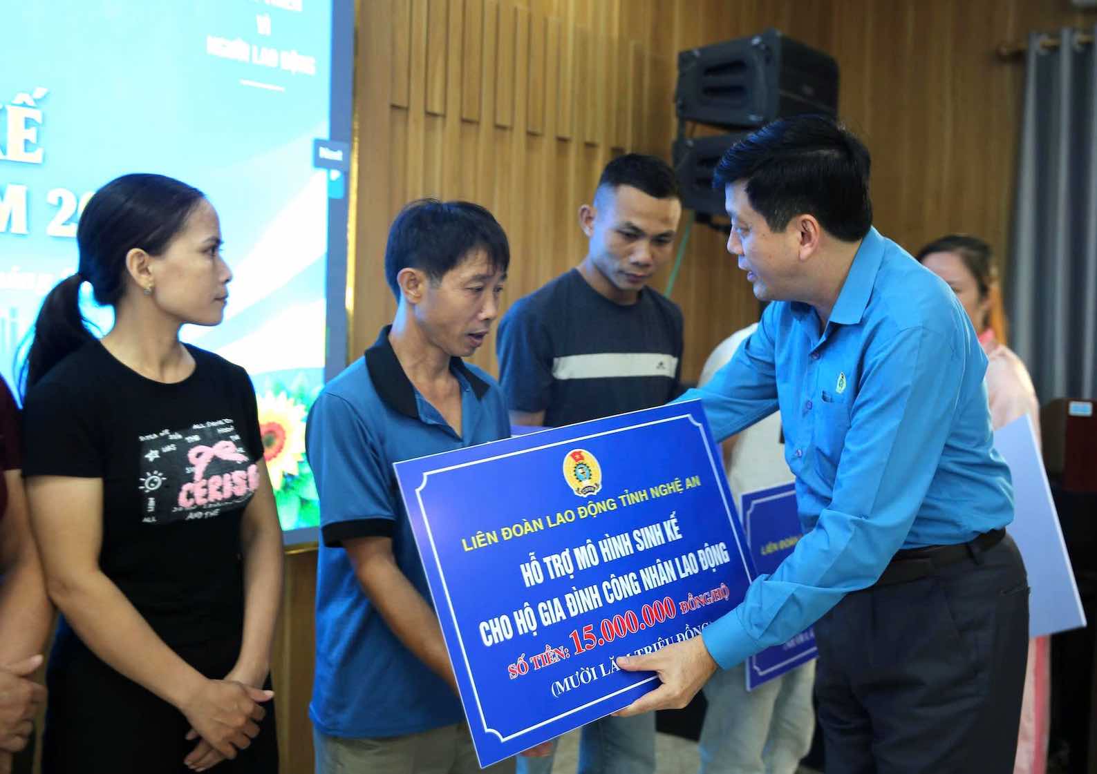 Giving 12 livelihood models to union members and workers in difficult circumstances in Nghe An