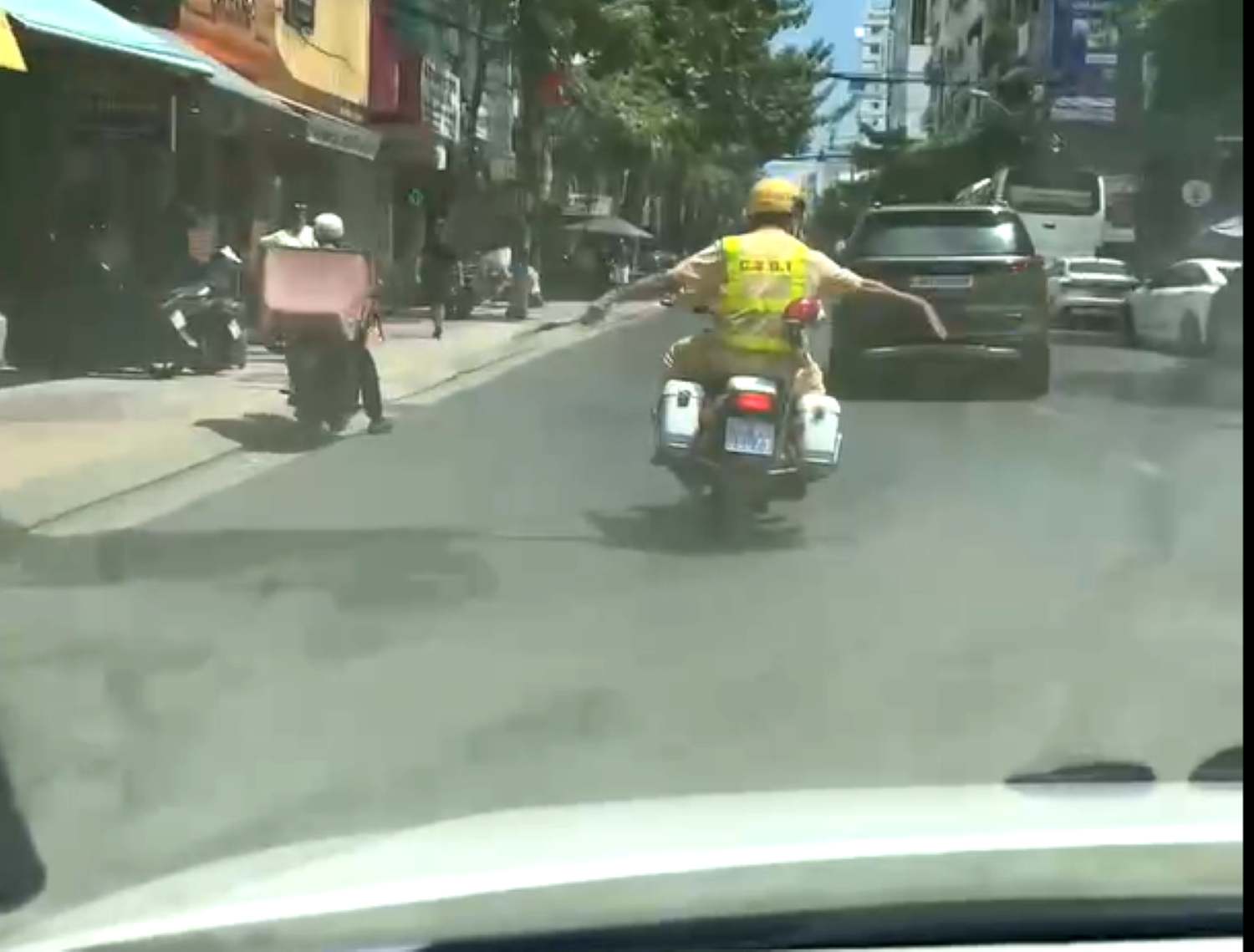 CSGT Khánh Hòa hỗ trợ mở đường đưa nữ du khách nước ngoài đi cấp cứu