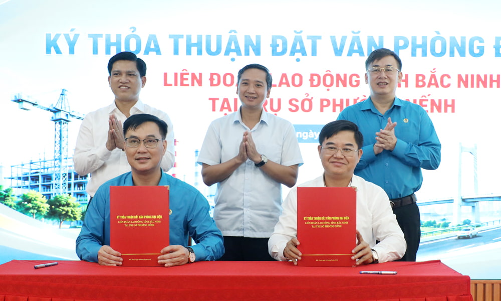 Các đại biểu ký thoả thuận đặt văn phòng đại diện Liên đoàn Lao động tỉnh tại trụ sở Phường Nếnh. Ảnh: Quyết Chiến/Liên đoàn Lao động tỉnh.