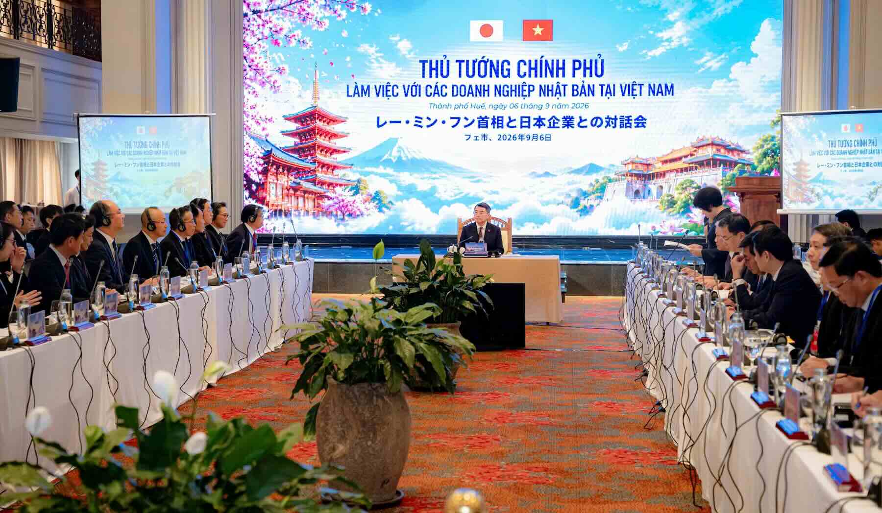 Quang cảnh buổi làm việc. Ảnh: UBND TP Huế 