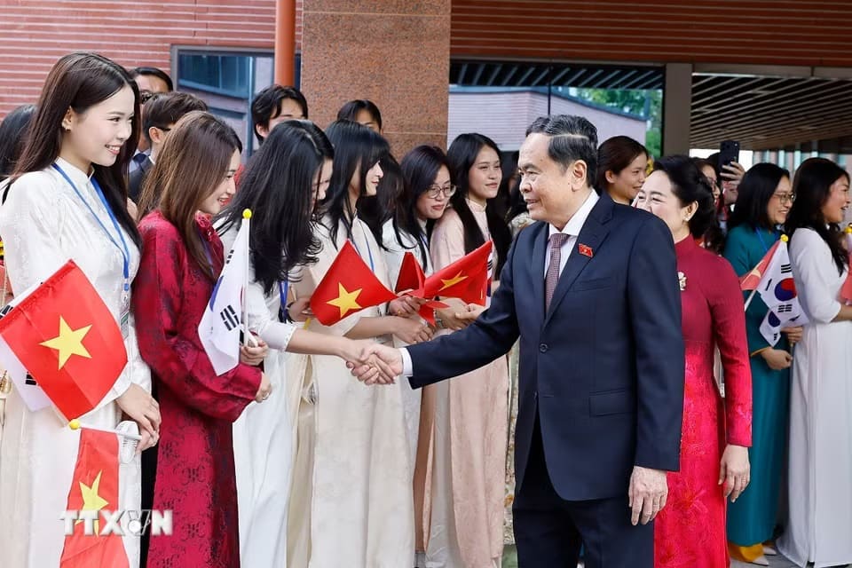 Chủ tịch Quốc hội Trần Thanh Mẫn và Phu nhân gặp gỡ cán bộ Đại sứ quán và cộng đồng người Việt Nam tại Hàn Quốc. Ảnh: Doãn Tấn/TTXVN 