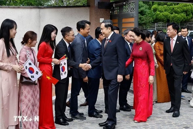 Chủ tịch Quốc hội Trần Thanh Mẫn và Phu nhân gặp gỡ cán bộ Đại sứ quán và cộng đồng người Việt Nam tại Hàn Quốc. Ảnh: Doãn Tấn/TTXVN