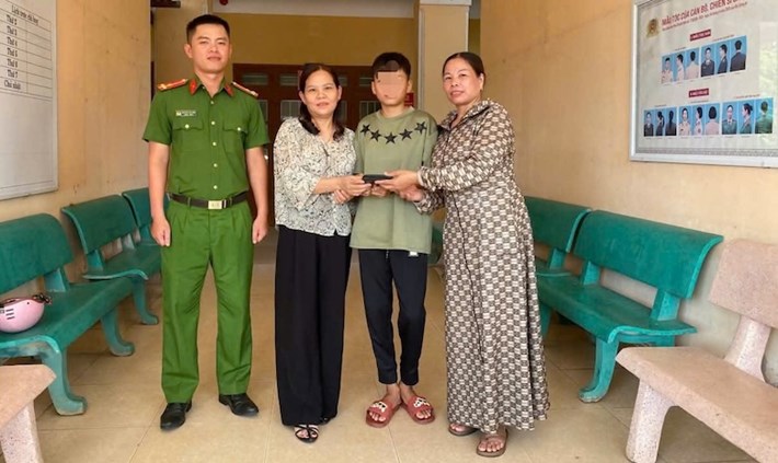 Nam học sinh Lê Văn Sang trả lại tài sản cho người đánh rơi. Ảnh: Công an xã Vĩnh Thủy