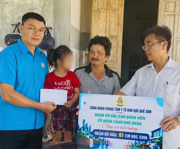 Các công đoàn cơ sở thuộc Công đoàn xã Quế Sơn, Đà Nẵng trao quà đỡ đầu cho con đoàn viên, người lao động có hoàn cảnh khó khăn. Ảnh: Công đoàn Quế Sơn
