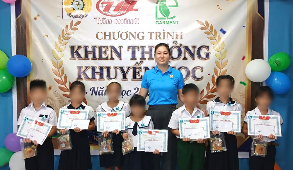 Trade Union of Anh Sang II Garment Enterprise, Da Nang rewards 70 students