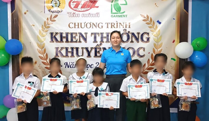 Anh Sang II Garment Enterprise Trade Union rewards 70 students who are children of union members and workers. Photo: Da Nang Trade Union