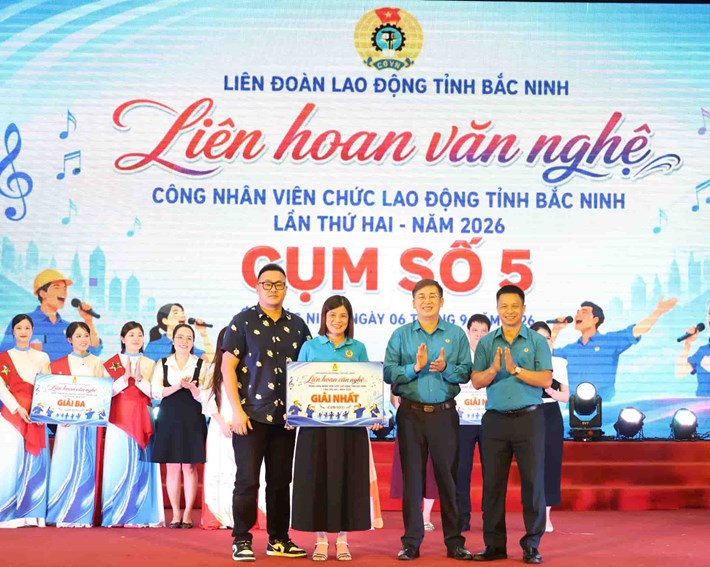 Liên đoàn Lao động tỉnh Bắc Ninh trao giải thưởng cho đội đoạt giải Nhất. Ảnh: Quyết Chiến/Liên đoàn Lao động tỉnh