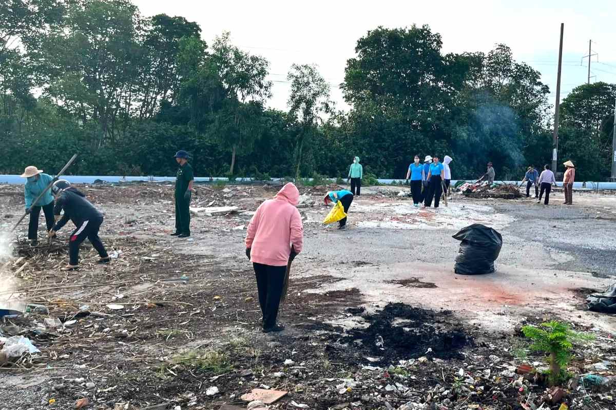 Hơn 300 người ra quân vệ sinh môi trường ở phường Phước Thắng