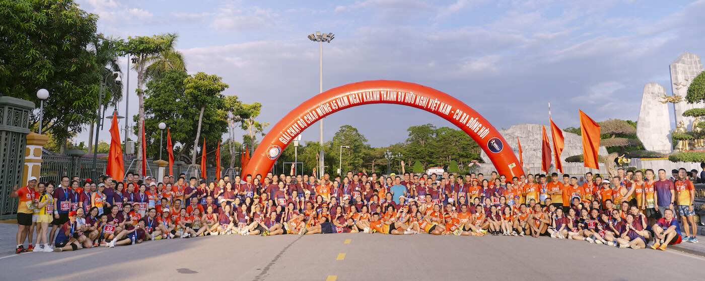 250 people participate in the race to celebrate the 45th anniversary of Vietnam - Cuba Dong Hoi Hospital