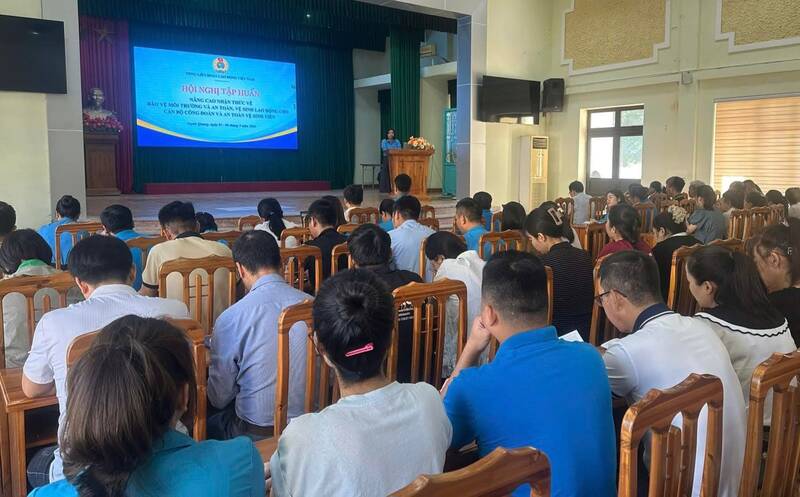 Tập huấn nâng cao nhận thức bảo vệ môi trường và an toàn, vệ sinh lao động