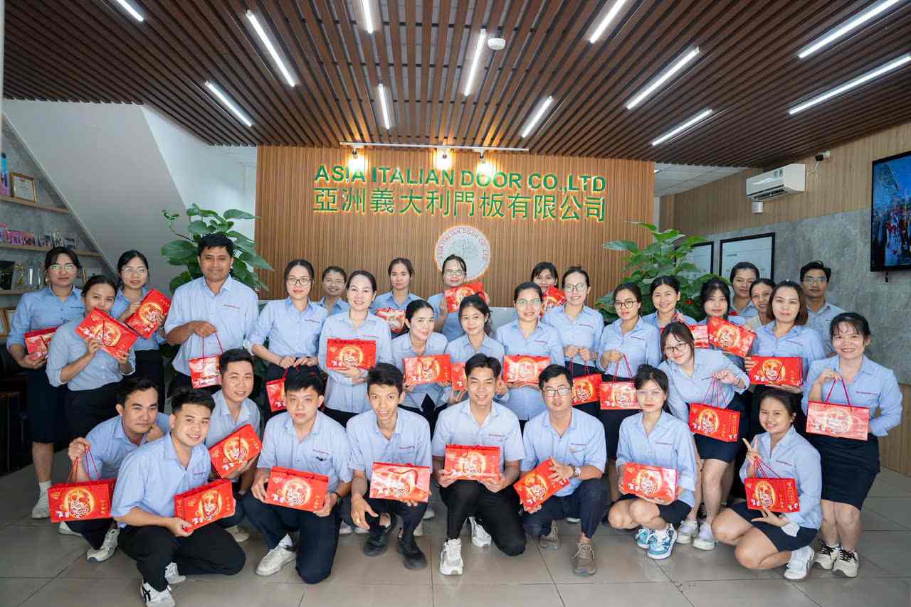 Grassroots Trade Union in Ho Chi Minh City donates 1,400 mooncake portions to union members and workers