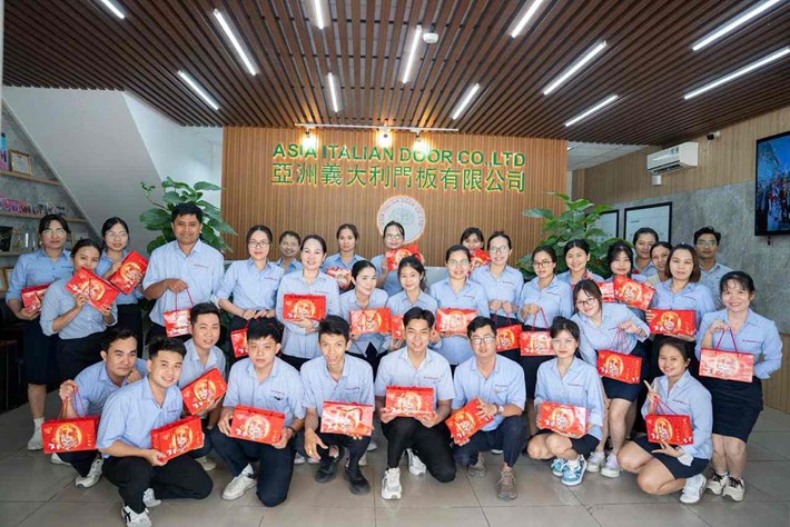 The grassroots trade union of Ky Nghe Cua Y A Chau Co., Ltd. organized early donation of mooncakes to union members and workers. Photo: Provided by the grassroots trade union
