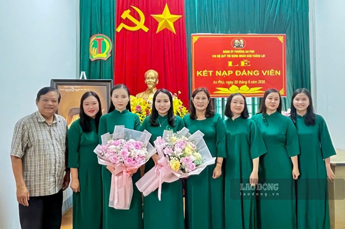 Thang Loi People's Credit Fund Party Cell organizes a Party admission ceremony for 2 outstanding Trade Union members. Photo: Huy Trang