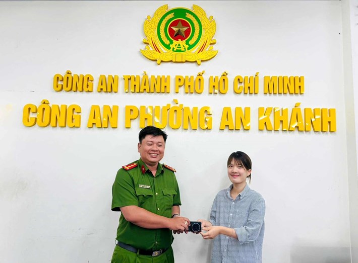 Công an phường An Khánh (TPHCM) trao trả lại máy ảnh cho cô gái ở Hà Nội. Ảnh: Công an phường An Khánh