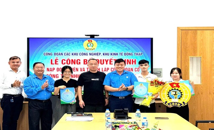 Trade unions of industrial parks and economic zones of Dong Thap organize a ceremony to announce the decision to admit union members and establish grassroots trade unions. Photo: Trade union of industrial parks and economic zones of Dong Thap
