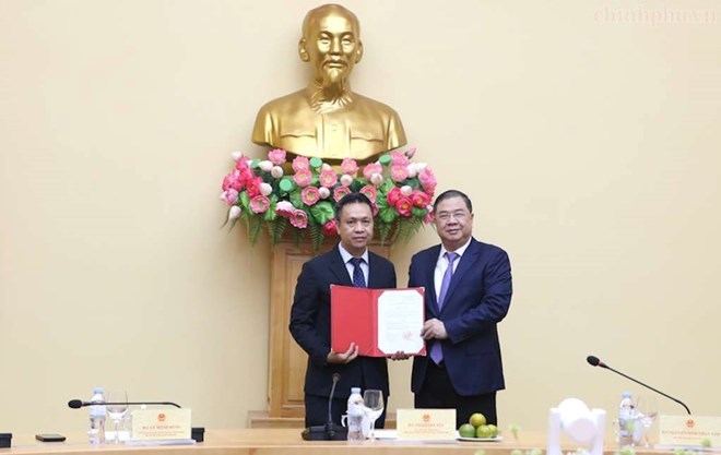 Politburo Member, Standing Deputy Prime Minister Pham Gia Tuc awarded the Decision to appoint Mr. Nguyen Viet Son - Director of the Department of Oil and Gas and Coal - to hold the position of Deputy Minister of Industry and Trade. Photo: Chinhphu. vn/Nguyen Hoang