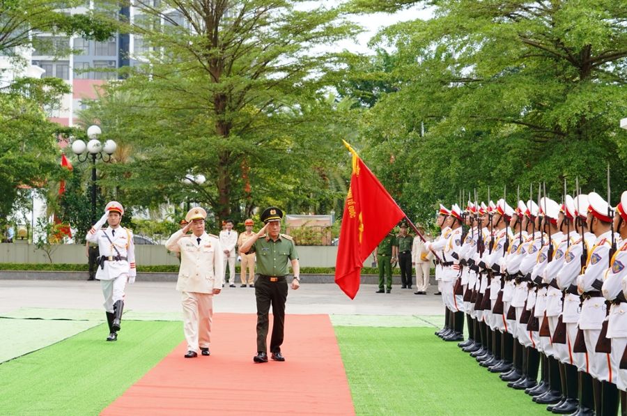 Đại tướng Lương Tam Quang - Ủy viên Bộ Chính trị, Bộ trưởng Bộ Công an - duyệt đội danh dự của Công an Thanh Hóa. Ảnh: Công an Thanh Hóa