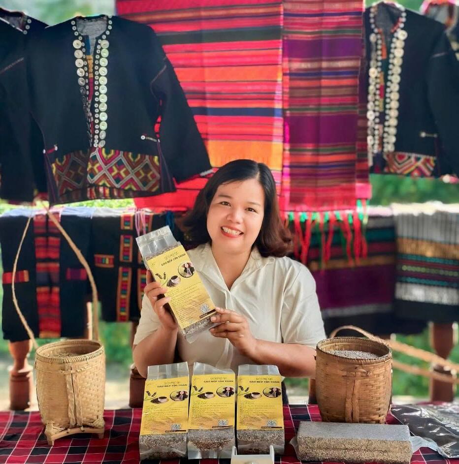 Phụ nữ dân tộc thiểu số được hỗ trợ để tạo ra những sản phẩm mang đặc trưng vùng miền, tăng thu nhập cho người dân địa phương. Ảnh: Hội LHPN Quảng Trị